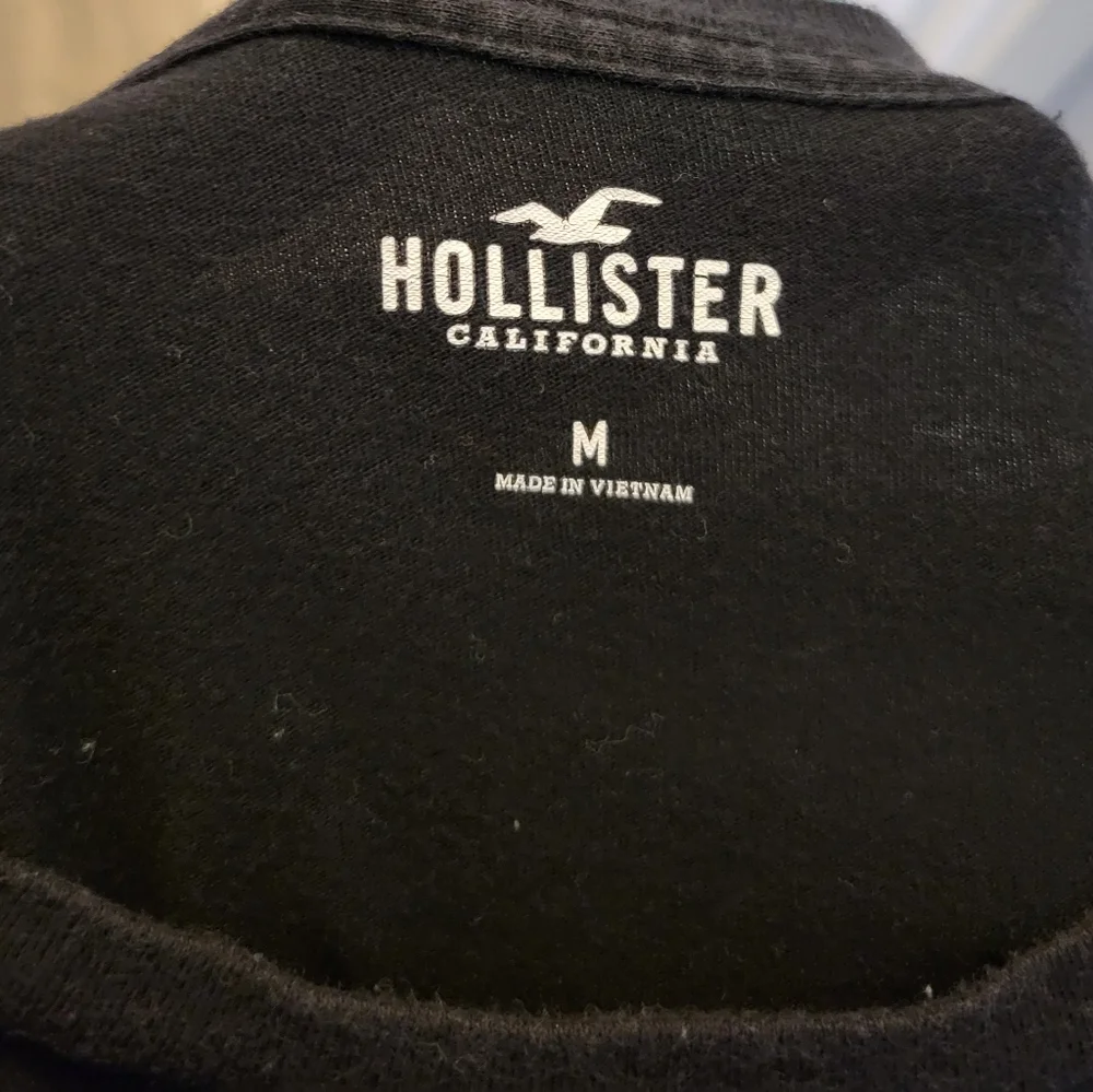 Hollister | Black TeeShirt | Size Medium - Picture 2 of 2